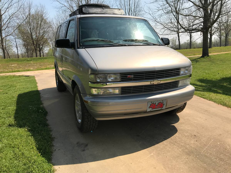 Illustration for article titled At $5,000, Could This 2001 Chevy Astro 4X4 Make Anytime Van Time?